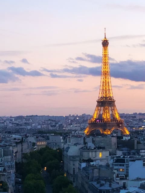 Photo of the Eiffel Tower at dusk with pink sky